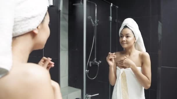 Glad Ung Kvinna Med Handduk Huvudet Vidrör Ansiktet Efter Applicering — Stockvideo