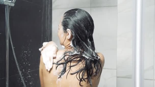 Junge Brünette Frau Beim Duschen Und Haarewaschen Badezimmer Das Konzept — Stockvideo