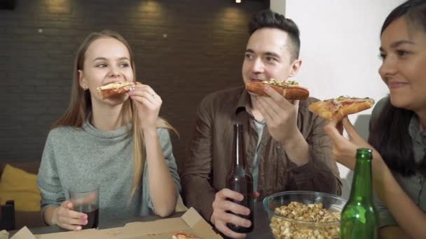 Grupo Amigos Comiendo Pizza Bebiendo Cerveza Hablando Riéndose Una Broma — Vídeo de stock