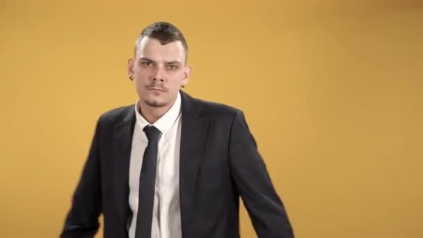 Porträt Eines Seriösen Geschäftsmannes Mit Verschränkten Armen Vor Gelbem Hintergrund — Stockvideo