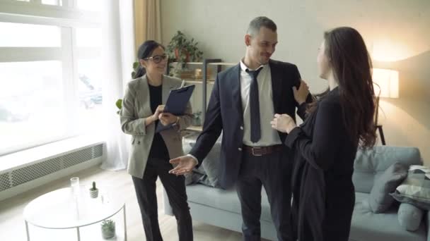 Professioneller Immobilienmakler Präsentiert Jungen Paaren Ein Haus Oder Eine Wohnung — Stockvideo