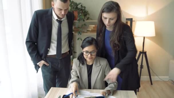 Grupo Jóvenes Empresarios Discutiendo Nuevo Proyecto Una Reunión Una Oficina — Vídeo de stock