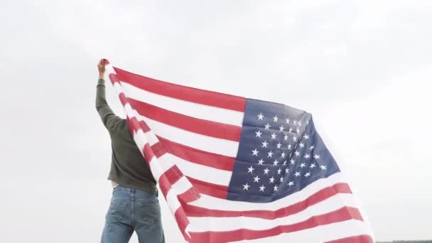 Ευτυχισμένο Ζευγάρι Που Κρατάει Την Αμερικανική Σημαία Στη Φύση Ημέρα — Αρχείο Βίντεο