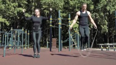 Genç atletik çift atlama halatında dışarı atlıyor.