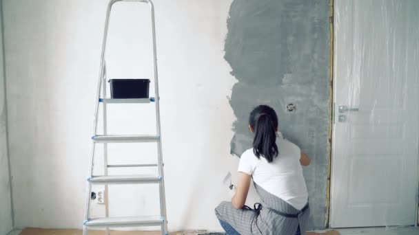 Travailleuse Utilisant Une Spatule Peignant Des Murs Dans Appartement Maison — Video