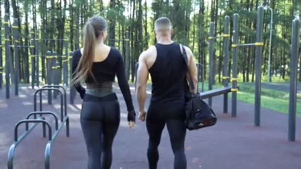 若いアスレチックカップルは屋外で訓練した後行く — ストック動画