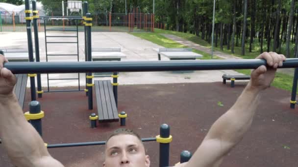 Jonge Atletische Man Doet Push Ups Bars Buitenshuis — Stockvideo