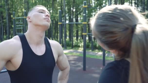 Jong Atletisch Paar Doet Een Warming Voor Training Buiten — Stockvideo