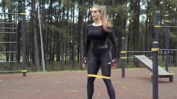 Молода Жінка Робить Вправи Еластичною Смугою Відкритому Повітрі — стокове відео