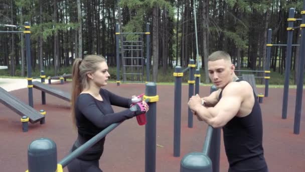 Genç Sporcu Dışarıda Egzersiz Yaptıktan Sonra Dinleniyorlar — Stok video