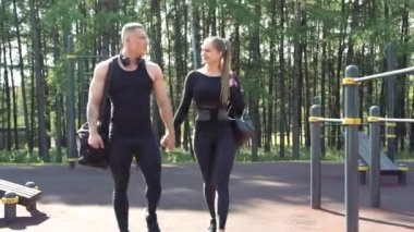 Genç aşık çift dışarıda antrenman yapıyor.