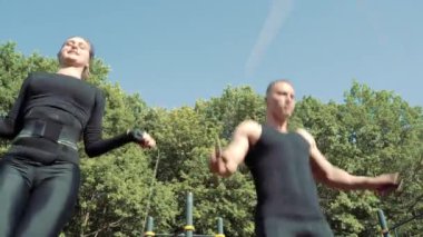 Genç atletik çift atlama halatında dışarı atlıyor.