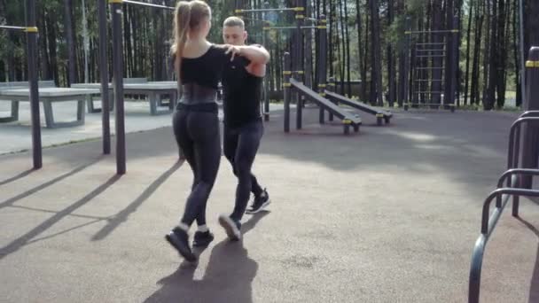 Jong Atletisch Paar Doen Oefeningen Buiten — Stockvideo