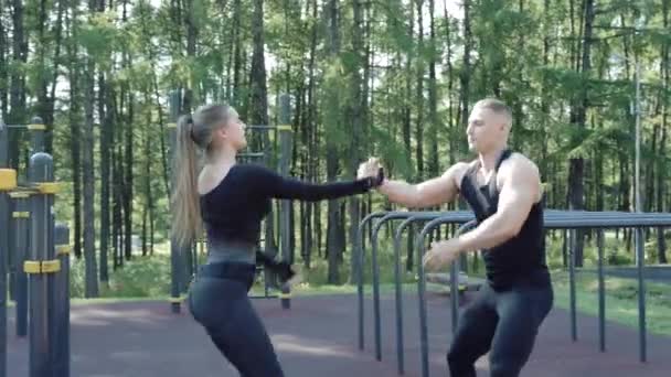 Sportliches Paar Bei Gemeinsamen Kniebeugen Freien — Stockvideo