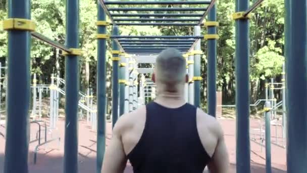 アスレチックマンは屋外で運動をする うまくいった ストリートトレーニングと身体活動 — ストック動画