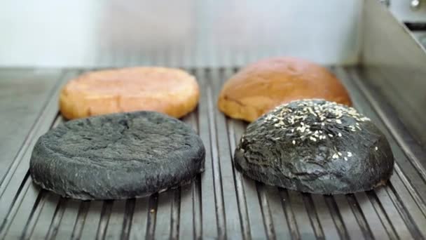 Izgarada Kızarırken Ikiye Bölünmüş Iki Çöreğin Yakın Çekimi Hamburger Pişiriyorum — Stok video