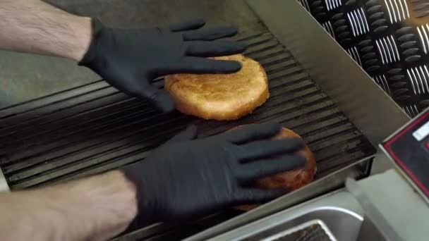 Primer Plano Las Manos Del Chef Poniendo Bollos Hamburguesas Sartén — Vídeos de Stock