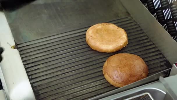 Feche Mãos Chef Colocando Pães Hambúrguer Panela — Vídeo de Stock