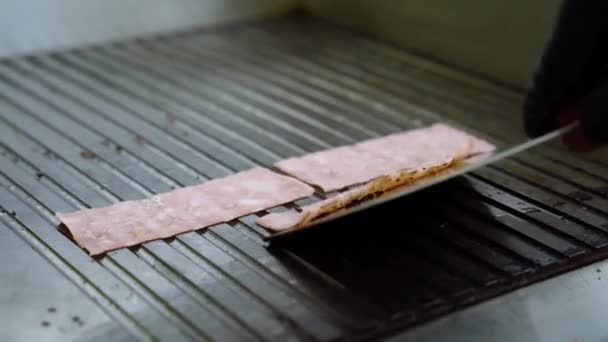 Cocinar Hamburguesas Manos Cocinero Quitando Trozos Tocino Sartén — Vídeo de stock