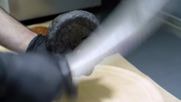 Fechar Mãos Chef Cortando Meio Pão Hambúrguer — Vídeo de Stock