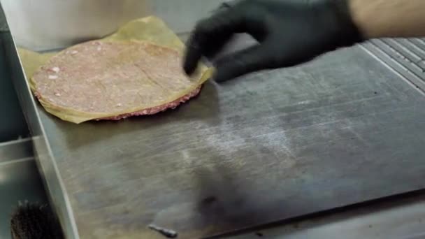 Μαγειρεύοντας Μοσχάρι Και Χοιρινές Κοτολέτες Για Ένα Burger — Αρχείο Βίντεο
