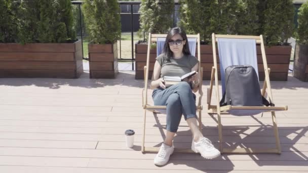 Jovem Mulher Folheando Através Caderno Procura Algo Livre — Vídeo de Stock