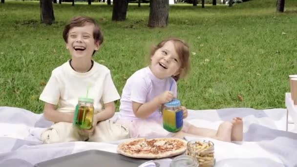 Δύο Χαριτωμένα Μικρά Παιδιά Διασκεδάζουν Και Πίνουν Ποτά Έξω — Αρχείο Βίντεο
