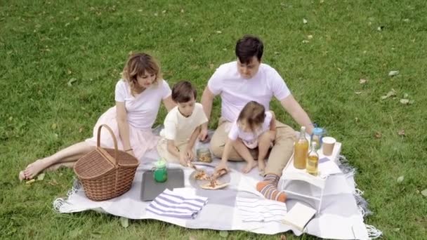 Gelukkig Familie Eten Pizza Plezier Hebben Picknick — Stockvideo