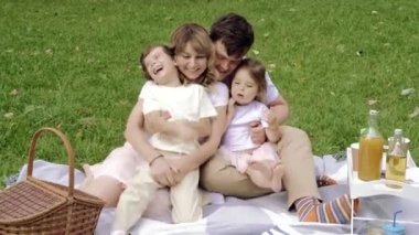 Mutlu aile dışarıda birlikte eğleniyor.