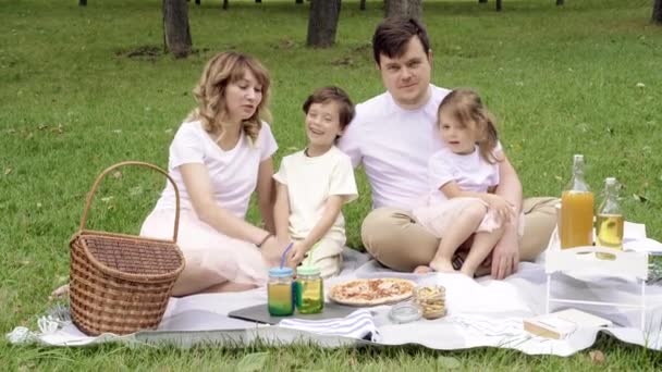 晴れた夏の日にピクニックに幸せな家族の肖像画 — ストック動画