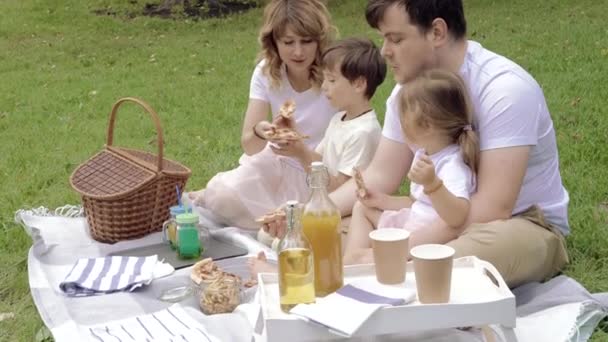 Gelukkig Familie Eten Pizza Plezier Hebben Picknick — Stockvideo
