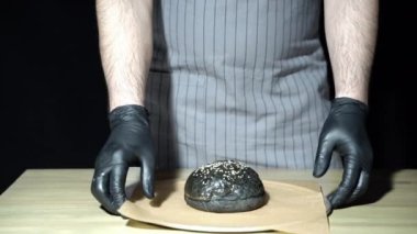 Burger hazırlarken şefin ellerinin yakın çekim.