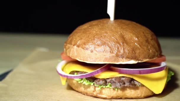 Eet Hamburger Met Runderkotelet Sla Tomaat Geserveerd Stukjes Bruin Papier — Stockvideo