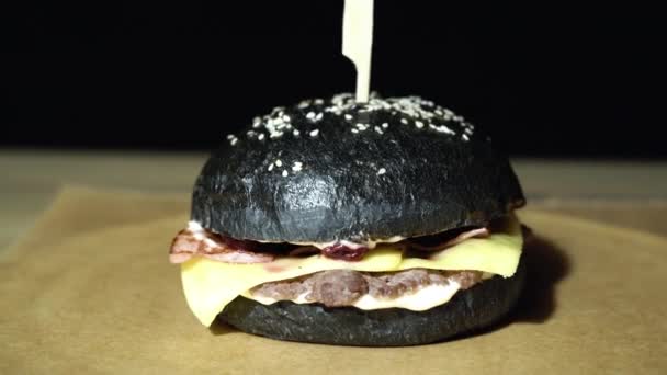 Hamburguesa Negra Con Salsa Chuleta Tocino Queso Cereza — Vídeos de Stock