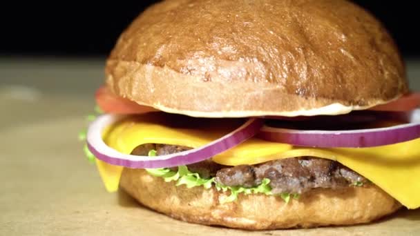 Close Köstlichen Burger Mit Rinderschnitzel Salat Tomaten Zwiebeln Auf Braunem — Stockvideo