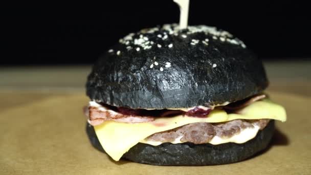 Smaczny Czarny Burger Kotletem Wędzonym Bekonem Serem Sosem Wiśniowym — Wideo stockowe