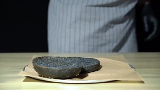 Chef Preparar Hambúrguer Mãos Cook Aplicando Molho Creme Hambúrguer Preto — Vídeo de Stock