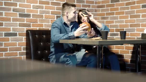 Счастливая Пара Ест Бургеры Веселится Вместе Кафе — стоковое видео