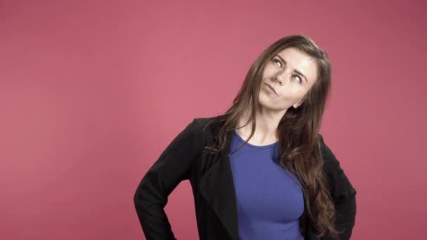 Peinzende Jonge Vrouw Tegen Roze Achtergrond — Stockvideo