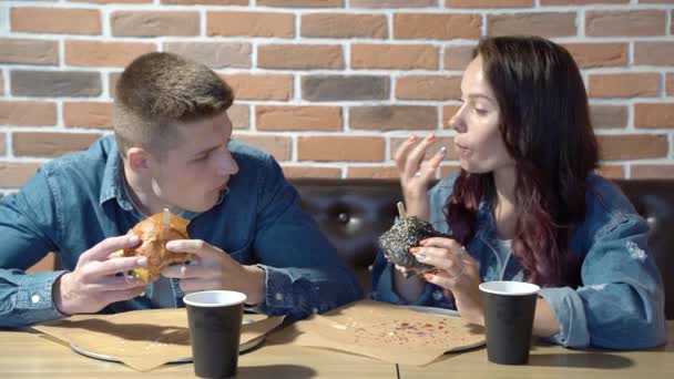 Glückliches Paar Niedlich Reden Und Essen Hamburger Einem Café Oder — Stockvideo