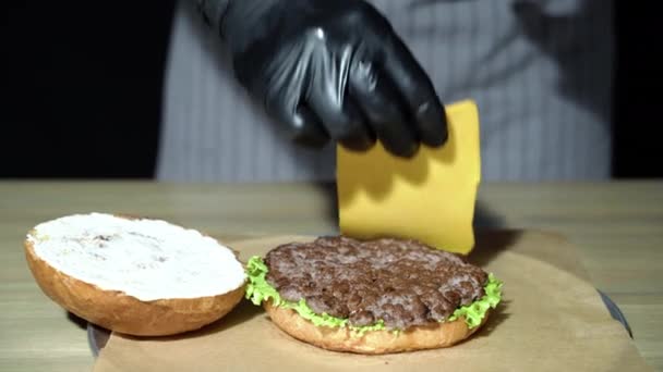 Zbliżenie Rąk Szefa Kuchni Przygotowującej Burger — Wideo stockowe