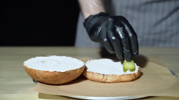 ハンバーガーを準備するシェフの手のクローズアップ — ストック動画