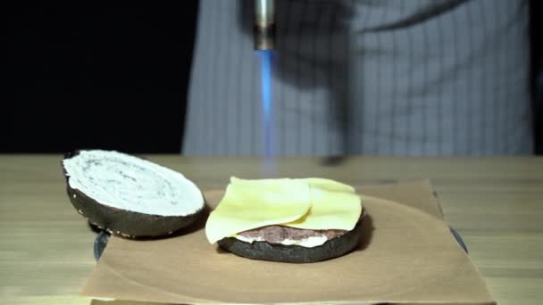 Chef Melting Cheese Using Gas Burner Cooking Hamburgers — 图库视频影像