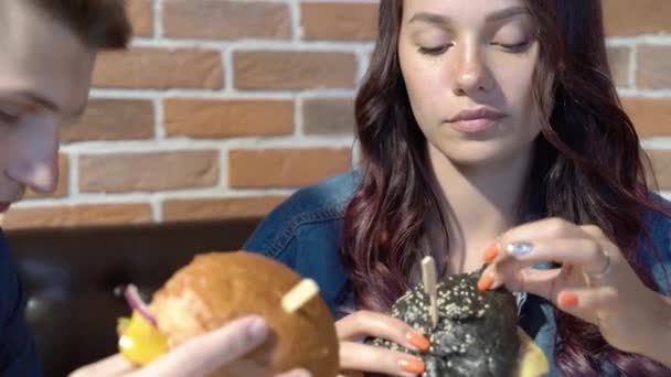 Kochający Para Słodkie Rozmowy Jedzenie Hamburgery Kawiarni Lub Domu — Wideo stockowe