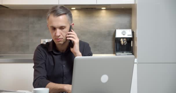 Bilgisayarda Çalışan Yakışıklı Bir Adamı Ofisinden Cep Telefonuyla Konuşuyor Serbest — Stok video