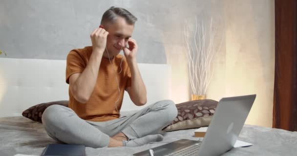 Hombre Guapo Escuchando Música Auriculares Increíblemente Sintiendo Ritmo Música Chasquear — Vídeos de Stock