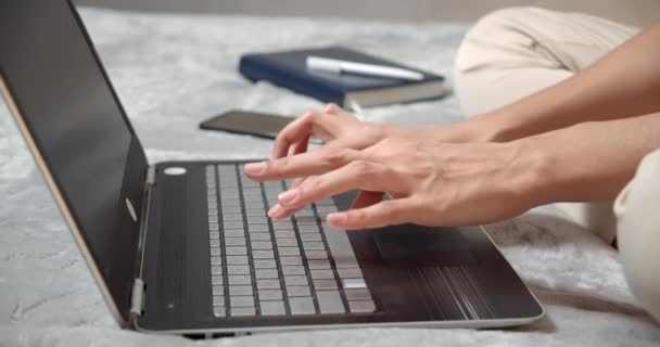 Zamknij Kobiece Ręce Klawiaturze Laptopa Face Woman Freelancer Lub Student — Wideo stockowe