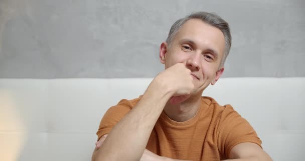 Retrato Joven Guapo Sonriendo Mirando Cámara Casa — Vídeo de stock