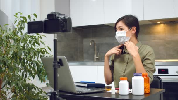 Jovem Blogueira Instruindo Sobre Como Colocar Corretamente Uma Máscara Médica — Vídeo de Stock