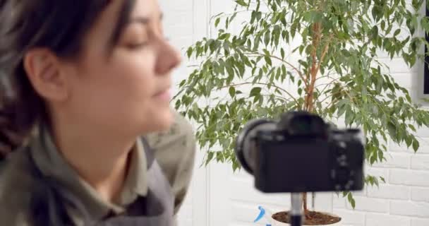 Popular Blogueiro Jardineiro Feminino Ligando Câmera Cumprimentando Assinantes Gravar Vídeo — Vídeo de Stock